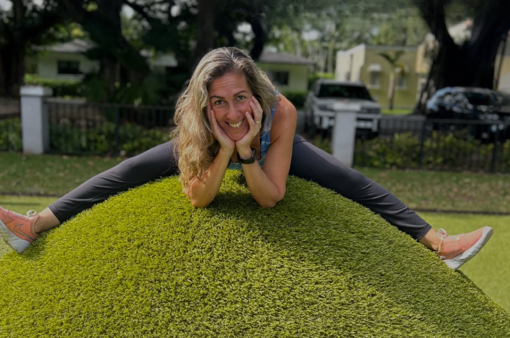 Yanina sonriendo al aire libre